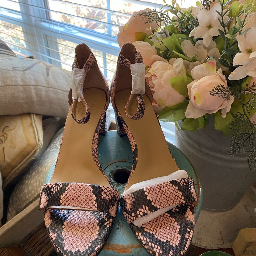 NEW Naturalizer Pink Snakeskin Chunky Heels Size 6
